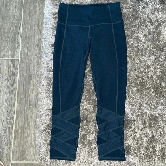 Athleta manta mesh Capri - Picture 2 of 9